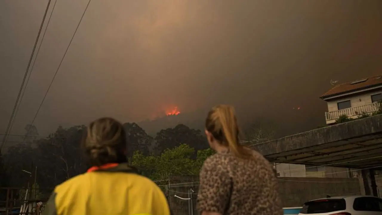 Incendio no monte Galleiro, en Ponteareas, esta segunda feira. (Foto: Elena Fern&aacute;ndez / Europa Press)