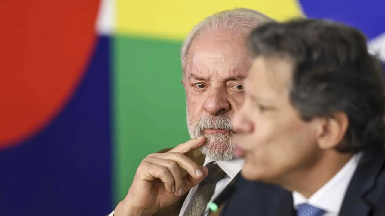 O presidente Lula da Silva xunto ao ministro de Facenda Fernando Haddad o pasado 11 de marzo. (Foto: Marcelo Camargo / Agencia Brazil / dpa)