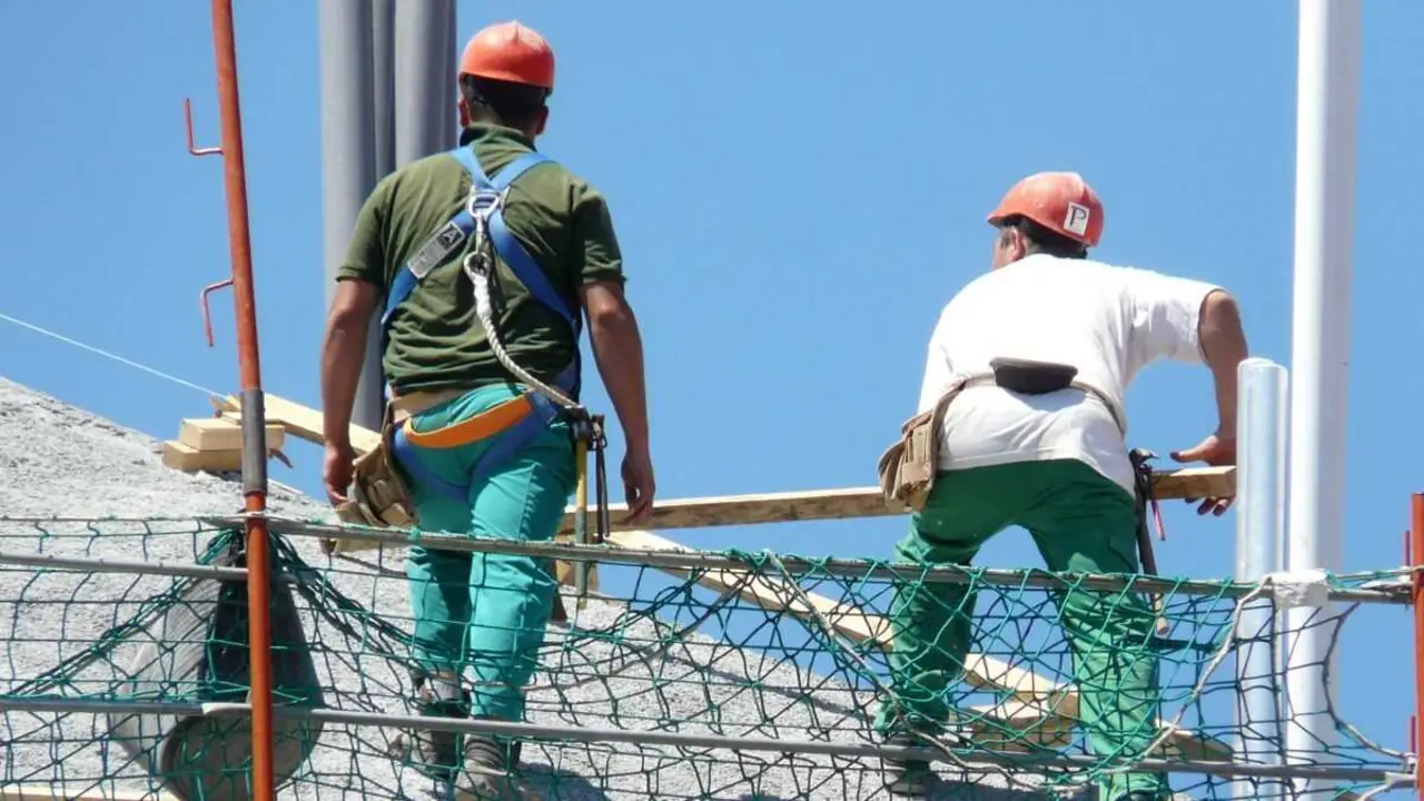 Traballadores da construci&oacute;n en Vigo. (Foto: Arxina)