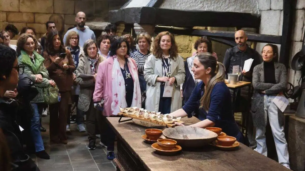 Intervenci&oacute;n da chef Luc&iacute;a Freitas, onte, no Museo Fortaleza de San Paio de Narla, en Friol. (Foto: N&oacute;s Diario)