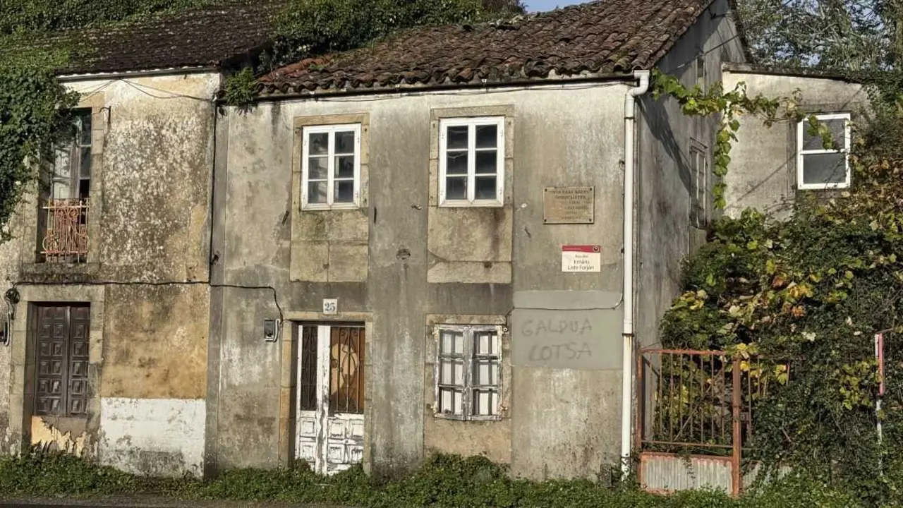 A casa natal de Enrique L&iacute;ster en Teo (Comarca de Compostela). (Foto: Simon R. Doubleday)