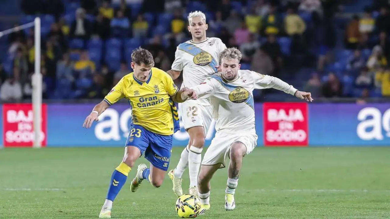 Stoichkov e Mella disputando un bal&oacute;n con Cristian (As Palmas), un dos rivais directos do D&eacute;por. (Foto: LaLiga)