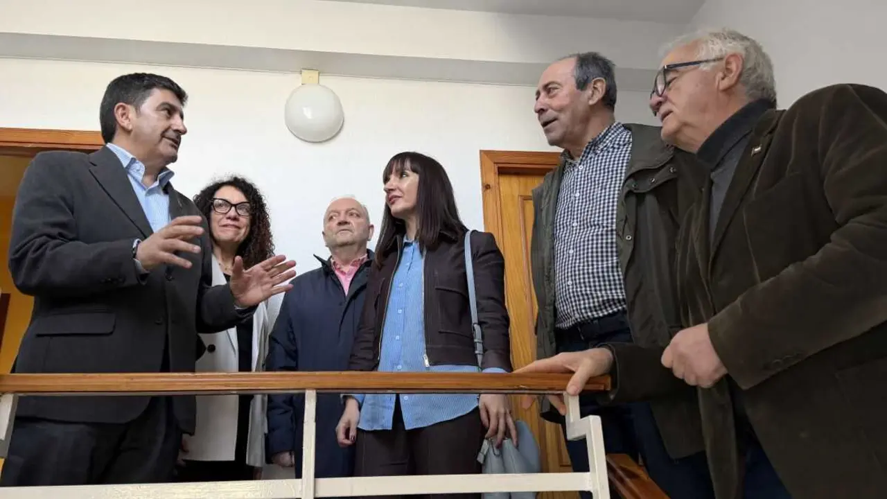 A alcaldesa de Vilalba (A Terra Ch&aacute;), no centro, nun acto xunto ao delegado do Goberno espa&ntilde;ol na Galiza, Pedro Branco.  (Foto: Europa Press)