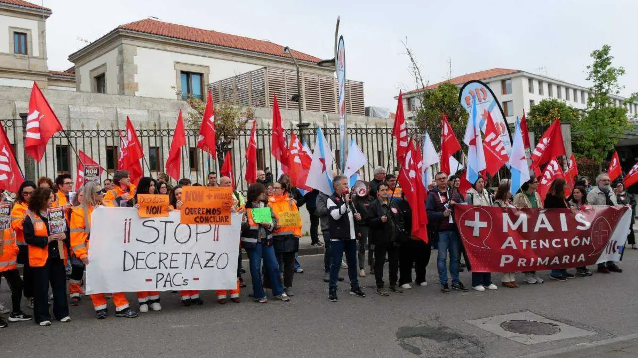 Mobilizaci&oacute;n de persoal de Atenci&oacute;n Primaria, esta quinta feira, diante da sede da Xunta da Galiza en Santiago de Compostela. (Foto: N&oacute;s Diario)