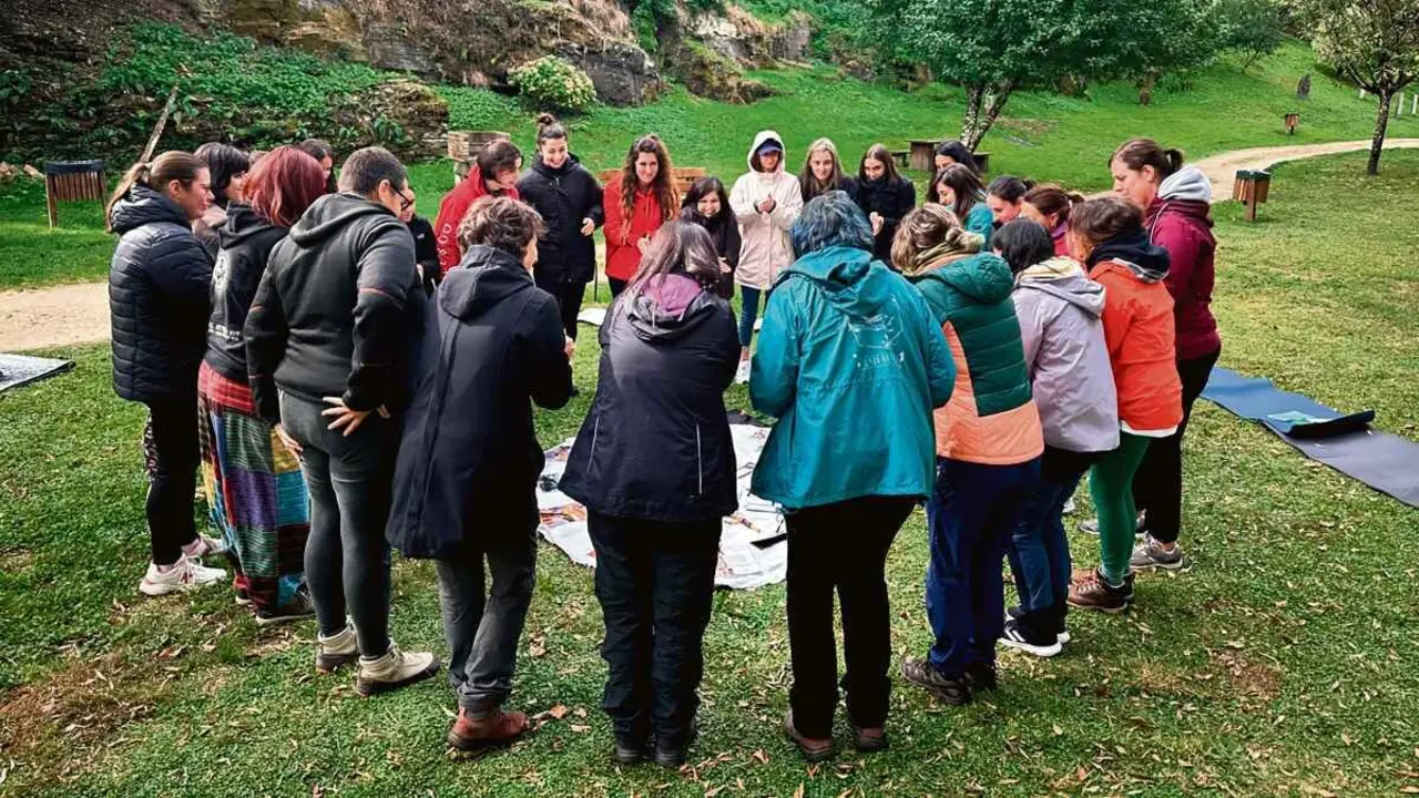 Reuni&oacute;n de pais e nais da Asociaci&oacute;n Educativa Nenea. (Foto: Medrar Creando)