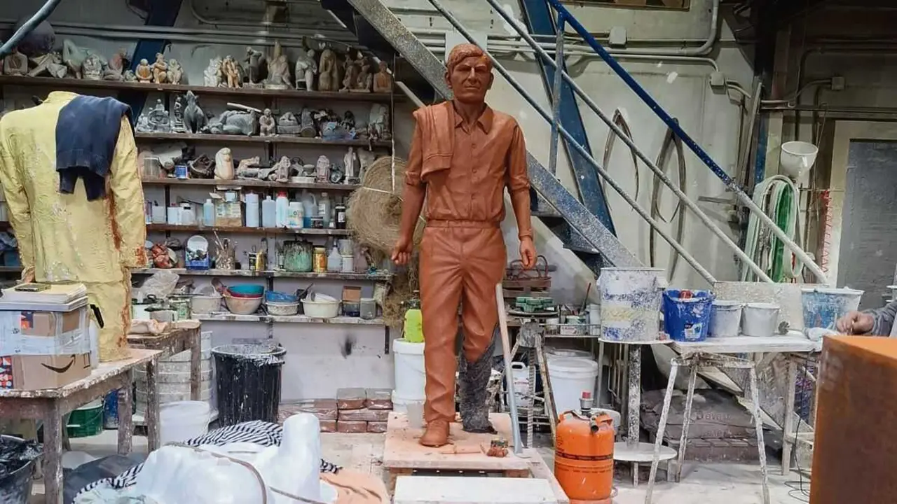 Escultura de Moncho Reboiras en arxila antes do longo proceso que rematar&aacute; en bronce. (Foto: Laura Pi&ntilde;eiro)