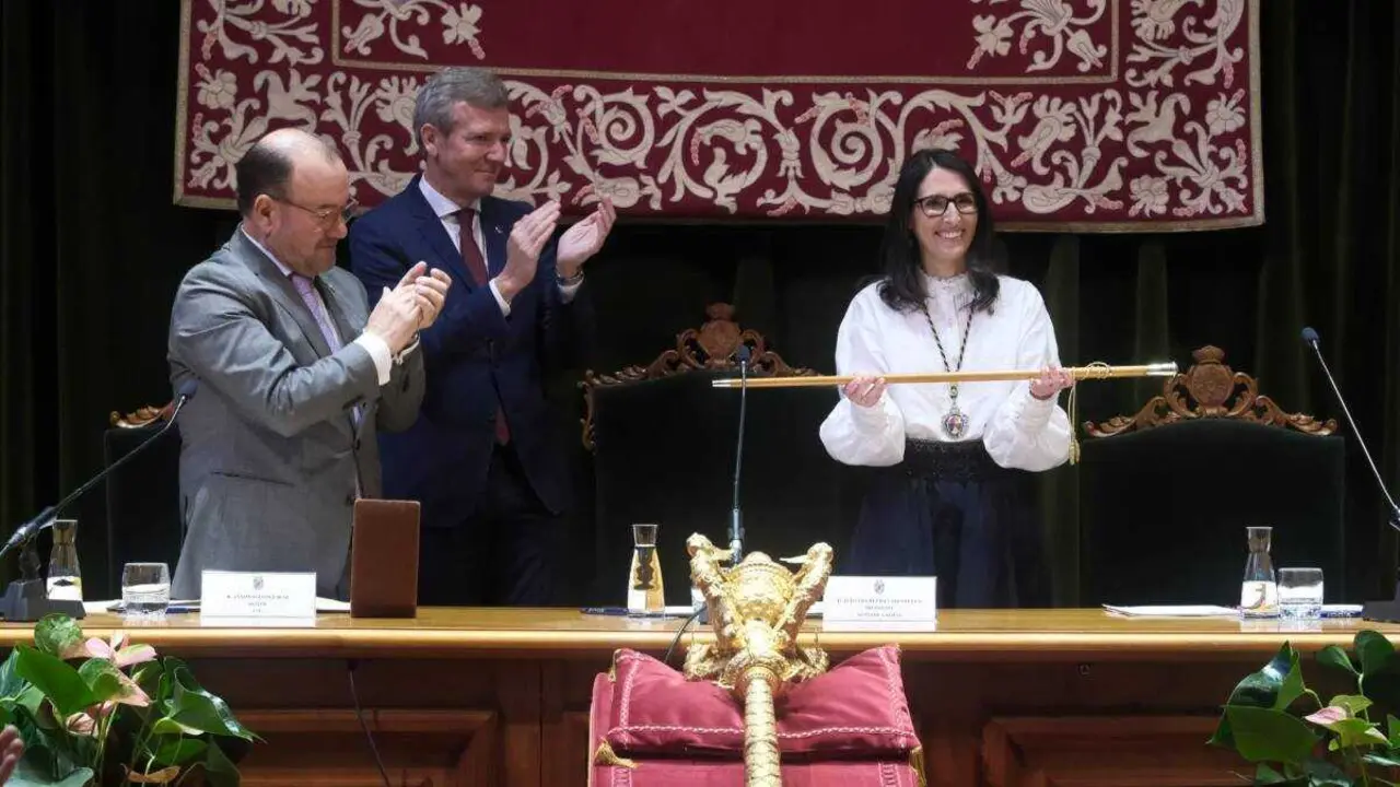 O ex reitor Antonio L&oacute;pez, o Presidente da Xunta, Alfonso Rueda e a nova reitora Rosa Crujeiras. (Foto Arxina)
