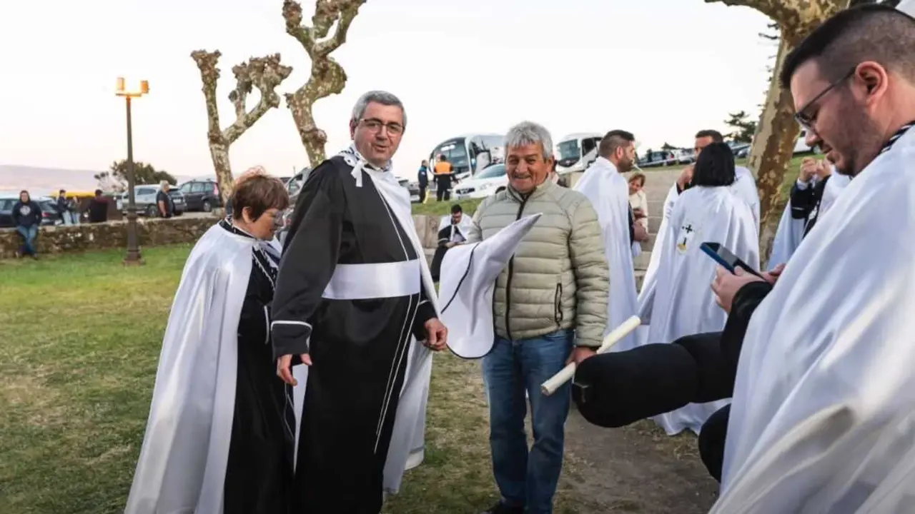Preparativos para a procesi&oacute;n do Santo Cristo de Fisterra. (Foto: Xes&uacute;s B&uacute;a)