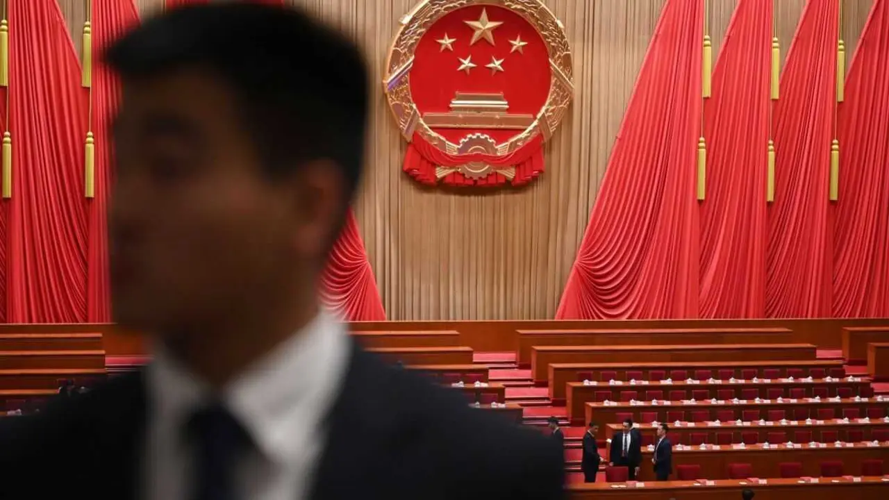 Un home permanece de p&eacute; no sal&oacute;n plenario do Gran Sal&oacute;n do Pobo durante o Congreso Nacional da Rep&uacute;blica Popular da China. (Foto: Johannes Neudecker / dpa)