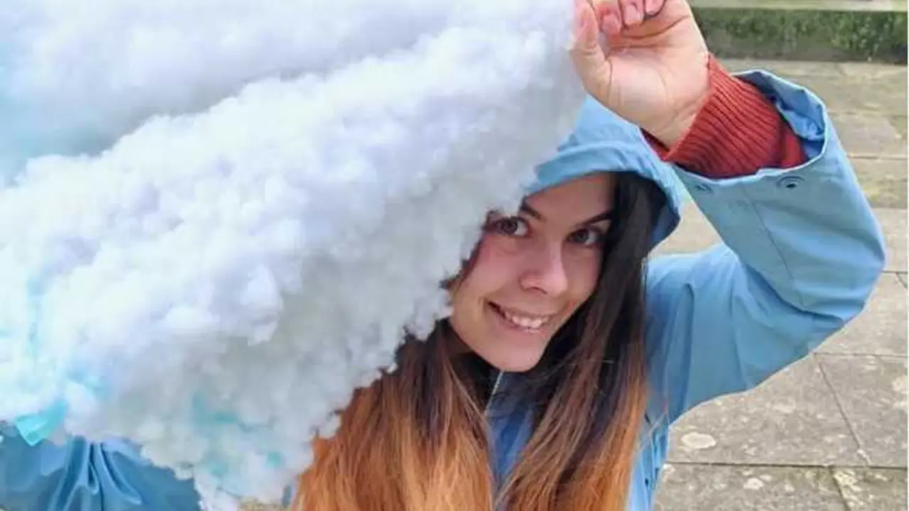Paula Regueiro Garc&iacute;a v&eacute;n acompa&ntilde;ada de Nube para axudar a xestionar as nosas emoci&oacute;ns.