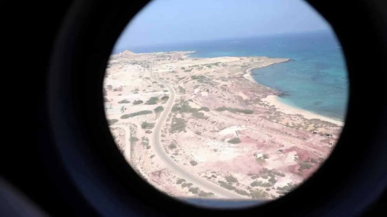 A illa iraniana de Abu Musa, na contorna do estreito de Ormuz, vista desde un avi&oacute;n. (Foto: Europa Press / Contacto / Icana News Agency)