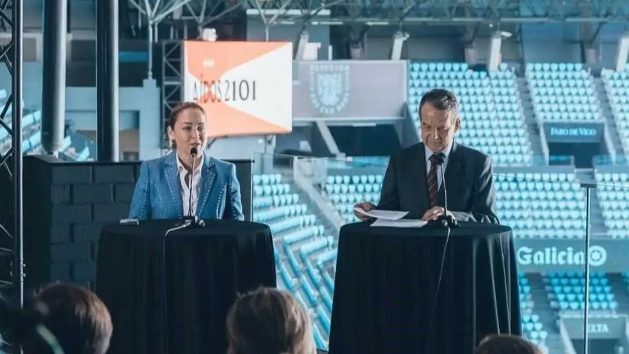 Mari&aacute;n Mouri&ntilde;o e Abel Caballero, esta sexta feira en Bala&iacute;dos. (Foto: RC Celta)