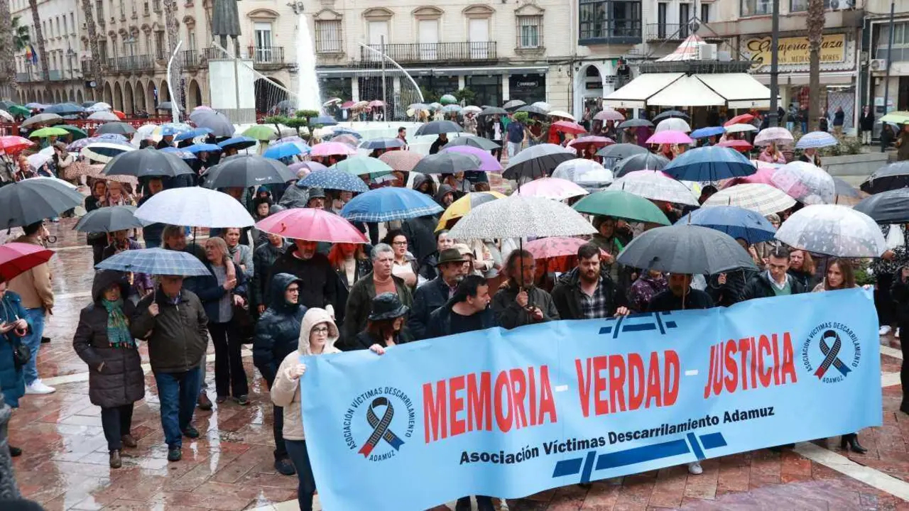 Marcha convocada pola Asociaci&oacute;n V&iacute;timas do Descarrilamento de Adamuz o 20 de marzo en Huelva. (Foto: Roc&iacute;o Ruz - Europa Press)