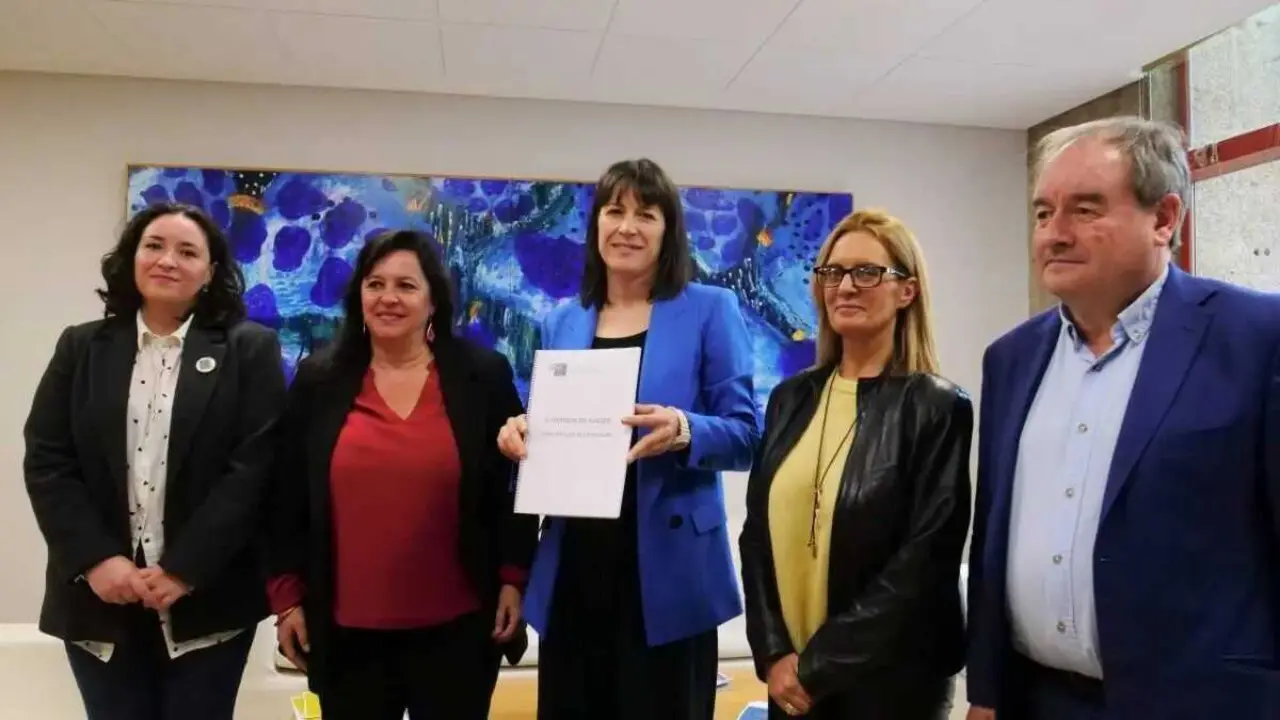 Saleta Chao, Ana Miranda, Ana Pont&oacute;n, Mar&iacute;a Jos&eacute; Pi&ntilde;eira e Rub&eacute;n Lois, esta segunda feira. (Foto: N&oacute;s Diario)
