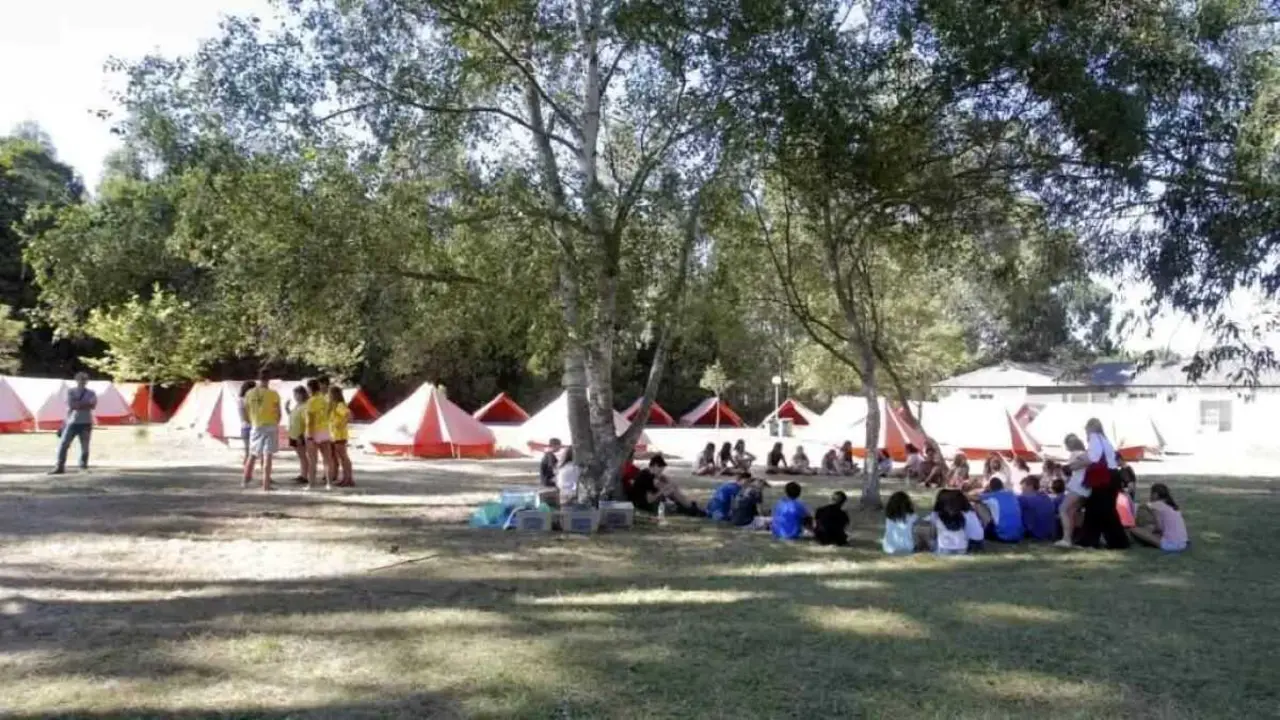 Un grupo de mozos e mozas nun campamento de ver&aacute;n. (Foto: N&oacute;s Diario)