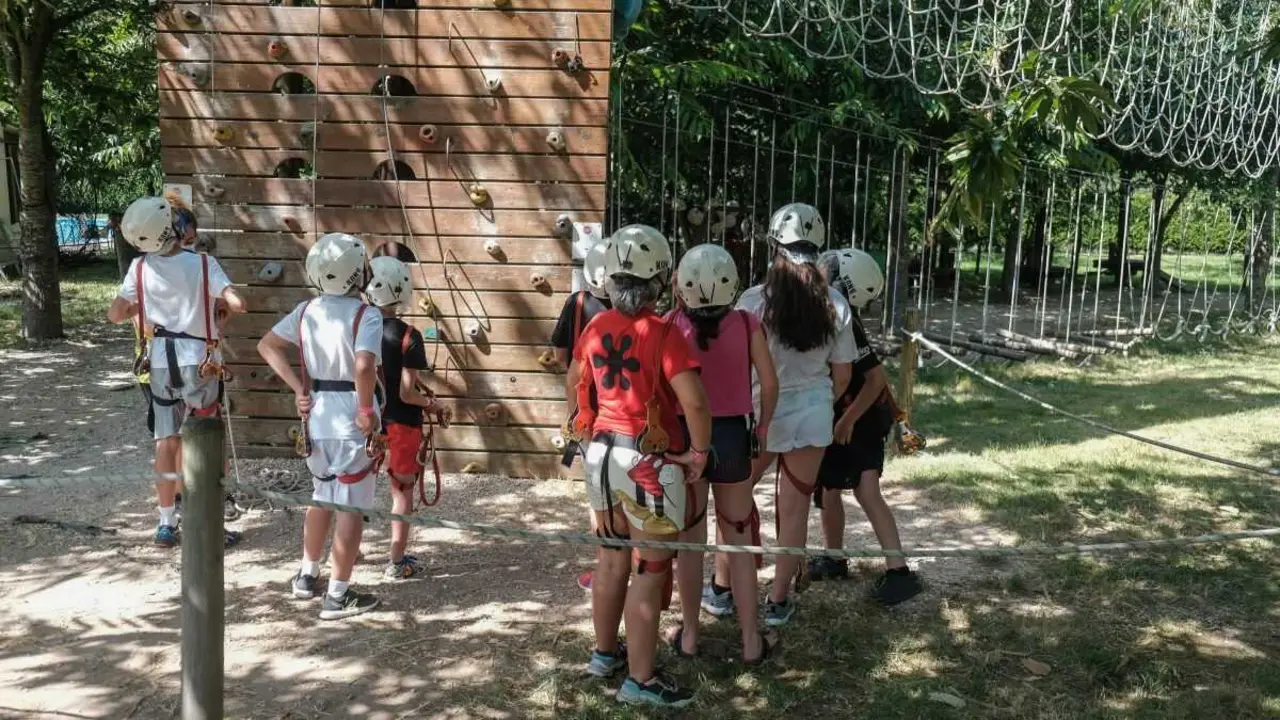 Crianzas nun campamento na Coru&ntilde;a. (Foto: Arxina / Europa Press)