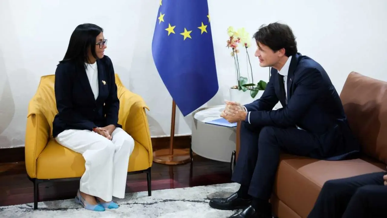 Delcy Rodr&iacute;guez e Pelayo Castro durante a reuni&oacute;n en Caracas. (Foto: Presidencia de Venezuela)
