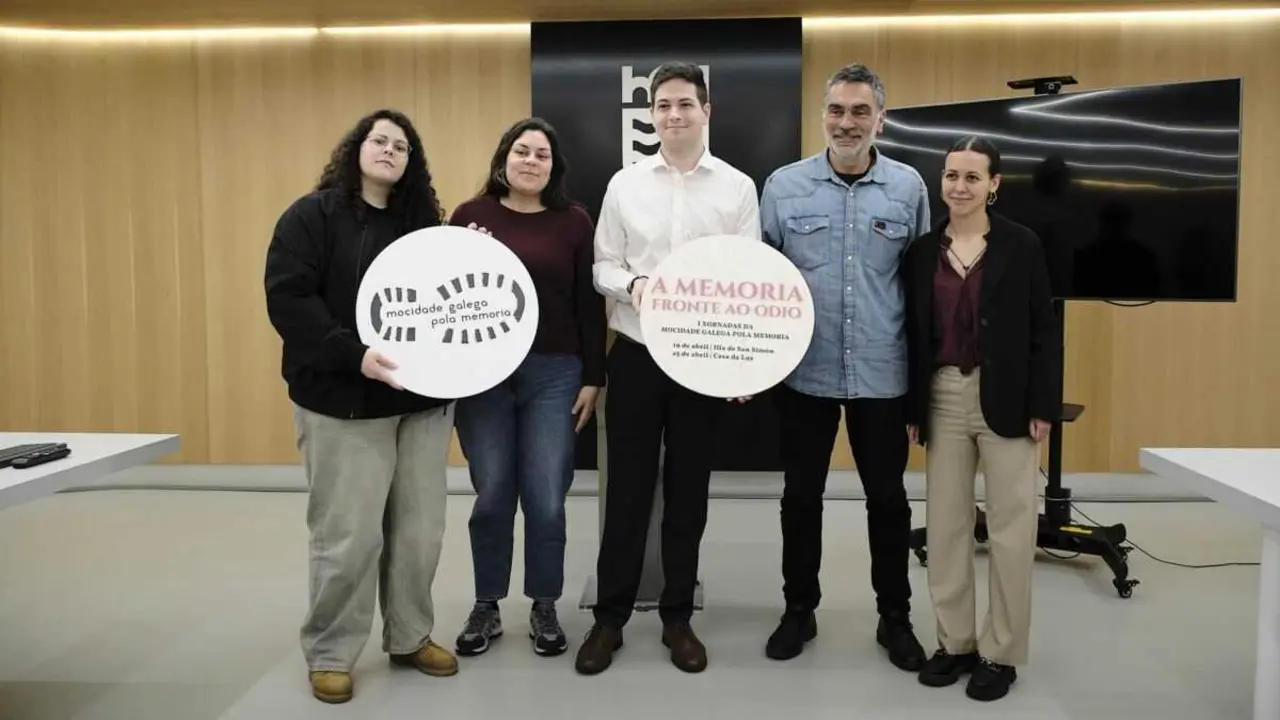 Mar&iacute;a Xes&uacute;s Abelleira, Ux&iacute;a Couto, Pablo Abelleira, Demetrio G&oacute;mez e Sabela Cend&oacute;n, esta cuarta feira. (Foto: Concello de Pontevedra)