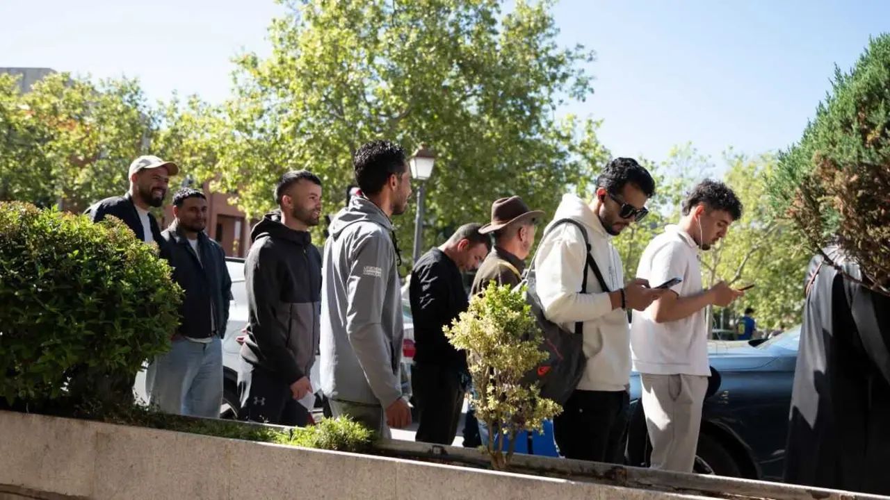 Cola ante a Embaixada e o Consulado de Marrocos, en Madrid, para axilizar os tr&aacute;mites de cara &aacute; regularizaci&oacute;n de persoas migrantes. (Foto: Isa Saiz / Europa Press)