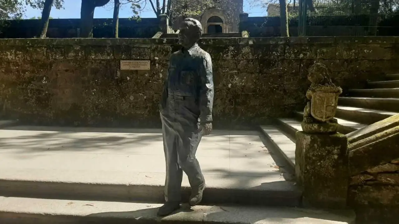 Escultura de Garc&iacute;a Lorca no Paseo da Ferradura, en Compostela, obra de &Aacute;lvaro de la Vega. (Foto: Cedida)