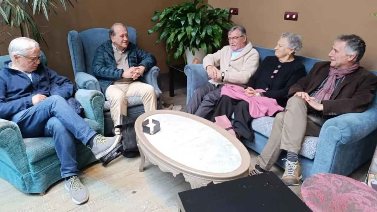 Grupo impulsor do acto de reco&ntilde;ecemento do ex fiscal xeneral do Estado esta quinta feira en Compostela (Foto: Europa Press)