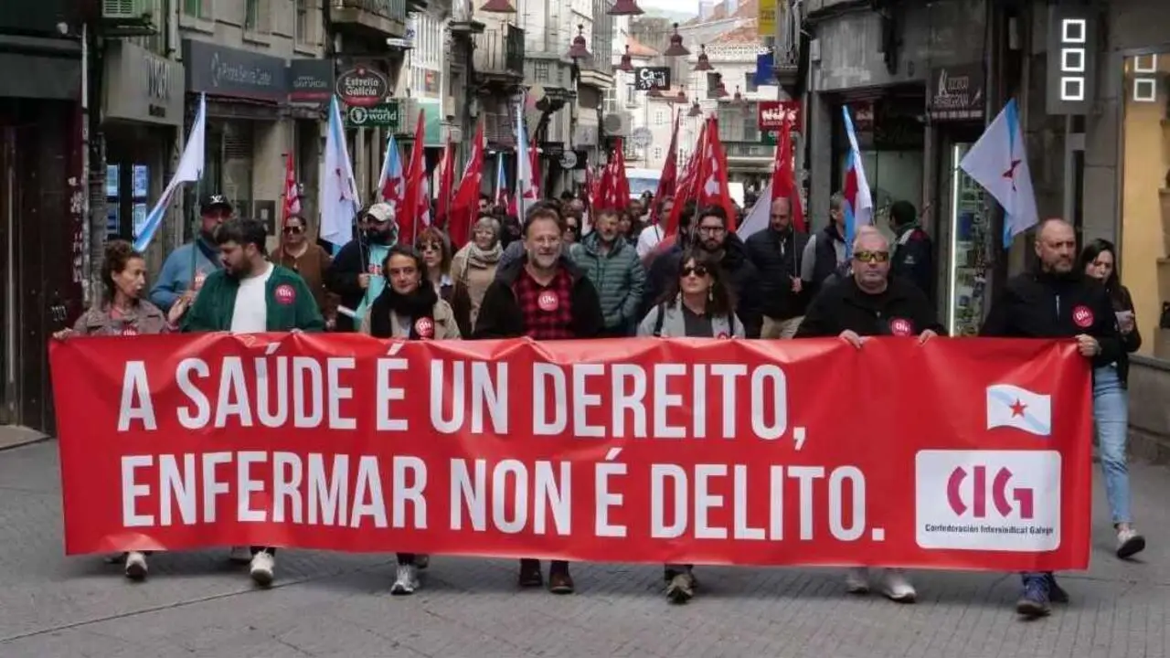 Manifestaci&oacute;n en Pontevedra, coa participaci&oacute;n do secretario xeral da CIG, Paulo Carril, no centro, esta quinta feira. (Foto: n&oacute;s Diario)