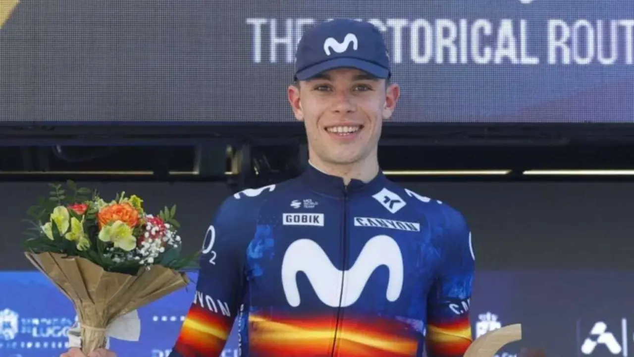 Iv&aacute;n Romeo (Movistar Team) no podio da etapa, esta quinta feira. (Foto: Movistar Team)