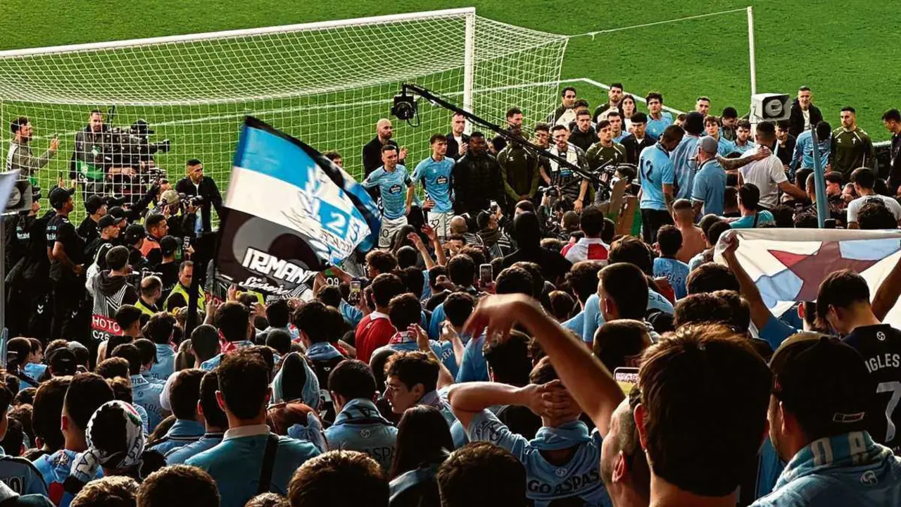 Ao acabar o partido, os xogadores do Celta agradeceron o apoio da bancada celeste. (Foto: Elvira Branco)