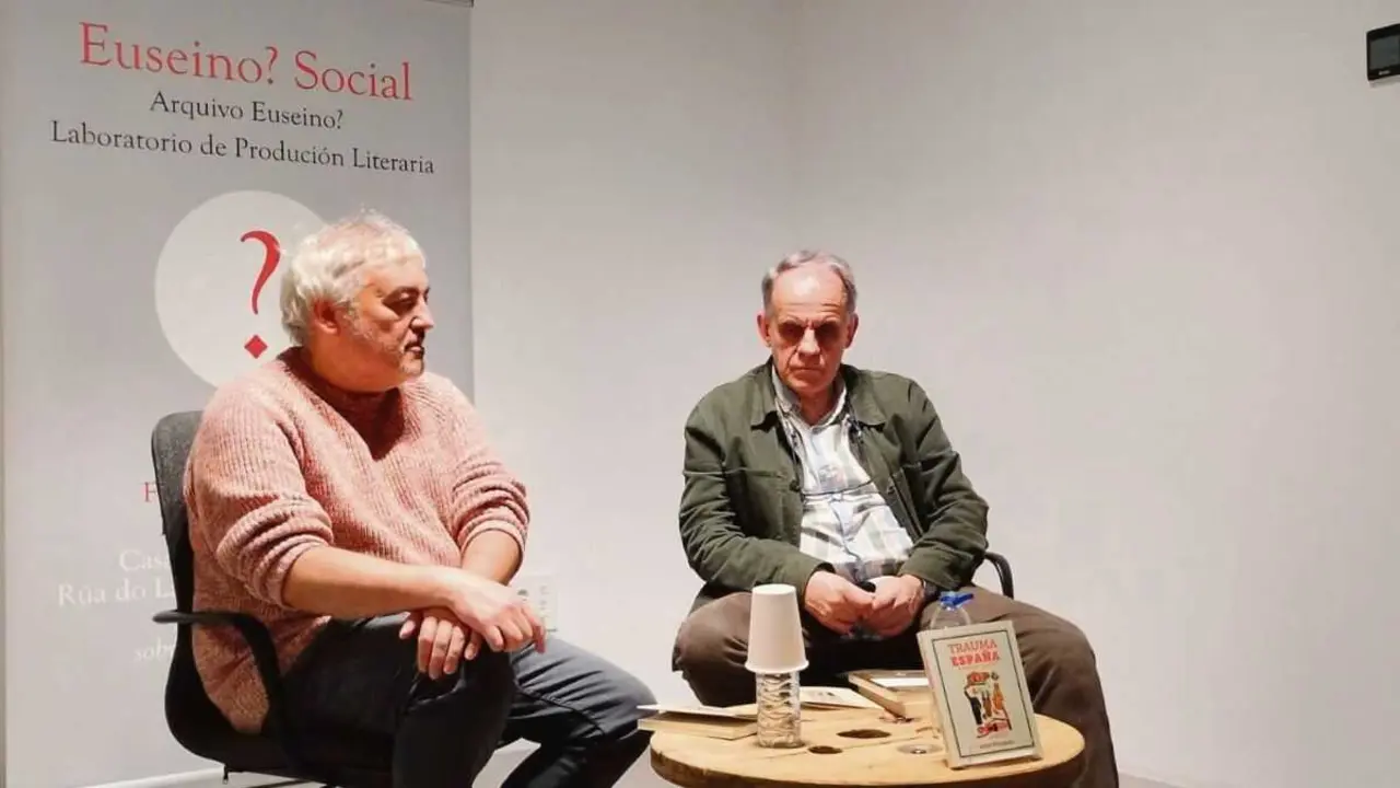 David Rodr&iacute;guez e Manuel Veiga, onte na presentaci&oacute;n do libro en Vigo. (Foto: N&oacute;s Diario)