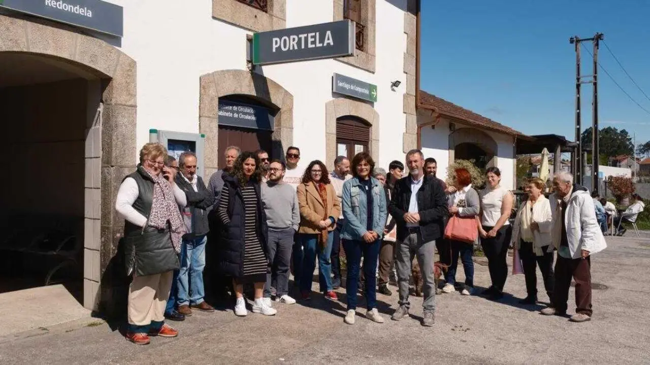 Carme da Silva e Xos&eacute; Manuel Fern&aacute;ndez Abraldes, xunto a veci&ntilde;anza de Barro, ante a estaci&oacute;n da Portela. (Foto: N&oacute;s Diario)