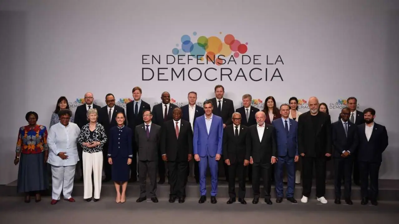 Pedro S&aacute;nchez xunto a outros l&iacute;deres mundiais defensores do multilatelarismo este 18 de abril en Barcelona. (Foto: Alberto Paredes / Europa Press)