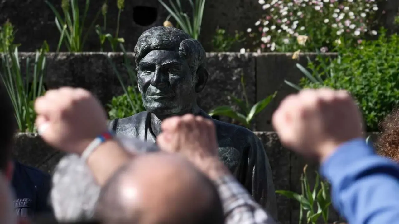A escultura en bronce de Moncho Reboiras, xa loce ao car&oacute;n da Alameda en Santiago de Compostela. (Foto: Arxina)