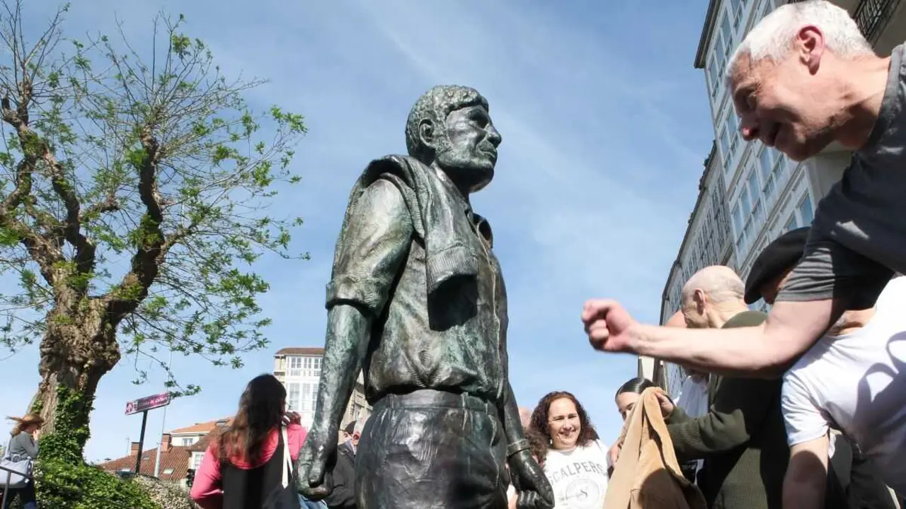 A veci&ntilde;anza de Compostela celebra a estrea da escultura de Moncho Reboiras. (Foto Arxina)
