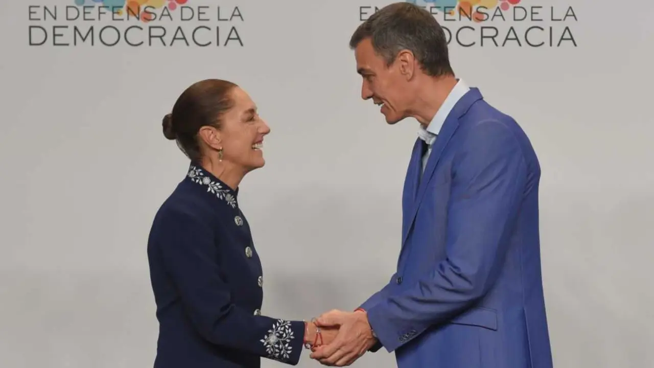 Claudia Sheinbaum e Pedro S&aacute;nchez este 18 de abril en Barcelona. (Foto: Alberto Paredes / Europa Press)