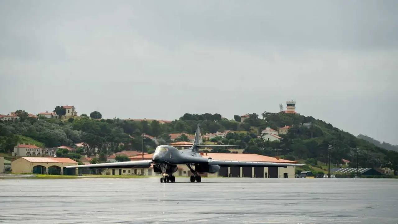 Bombardeiro B-1B Lancer da Forza A&eacute;rea dos EUA durante unha operaci&oacute;n de reabastecemento en 2025 na base das Lajes. (Foto: Dyess Air Force Base)
