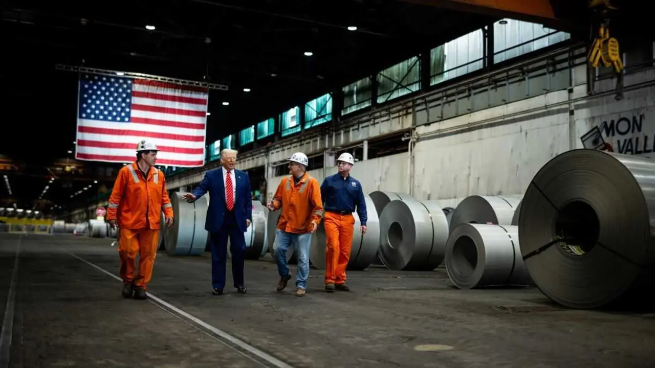 O presidente Donald Trump con traballadores do aceiro en Pensilvania en maio de 2025.  (Foto: Daniel Torok / White House)