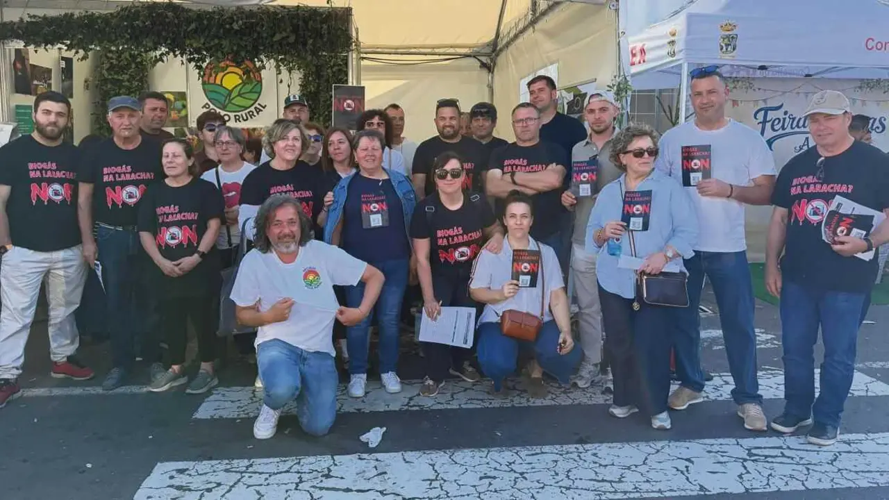 Membros da plataforma veci&ntilde;al contra a planta de biog&aacute;s da Laracha (Berganti&ntilde;os), antonte nun reparto informativo. (Foto: N&oacute;s Diario)