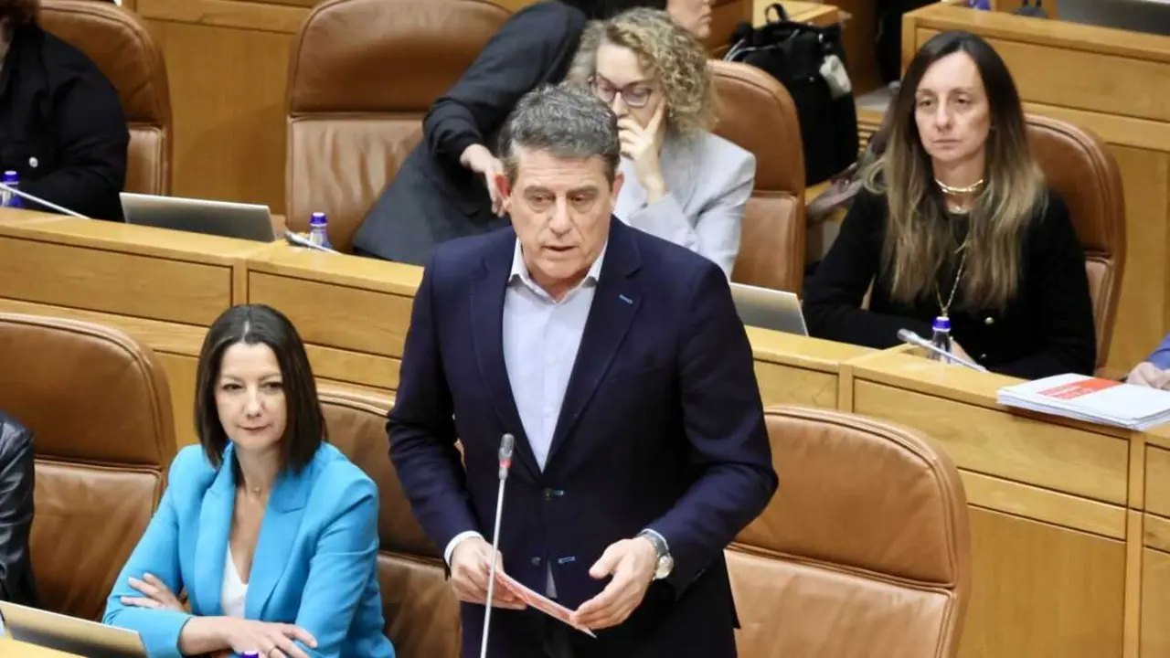 O secretario xeral do PSdeG, Jos&eacute; Ram&oacute;n G&oacute;mez Besteiro, no Parlamento galego, esta terza feira. (Foto: N&oacute;s Diario)