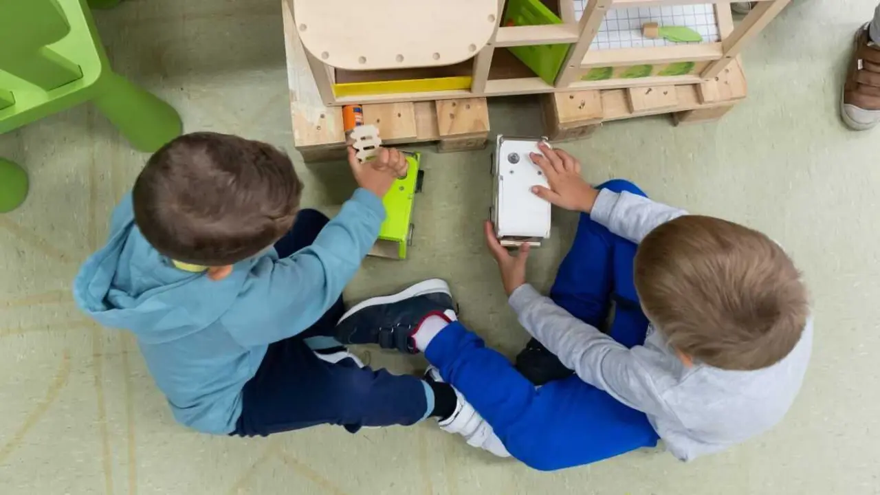 D&uacute;as crianzas xogan nunha aula de Infantil. (Foto: Arxina)