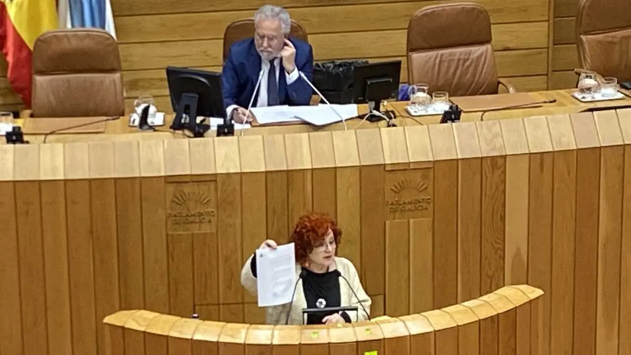 A deputada do BNG, Montse Montse Prado, no Parlamento galego, mostrando a declaraci&oacute;n oficial que reco&ntilde;ece Reboiras como v&iacute;tima do franquismo. (Foto: Ra&uacute;l Salgueiro)