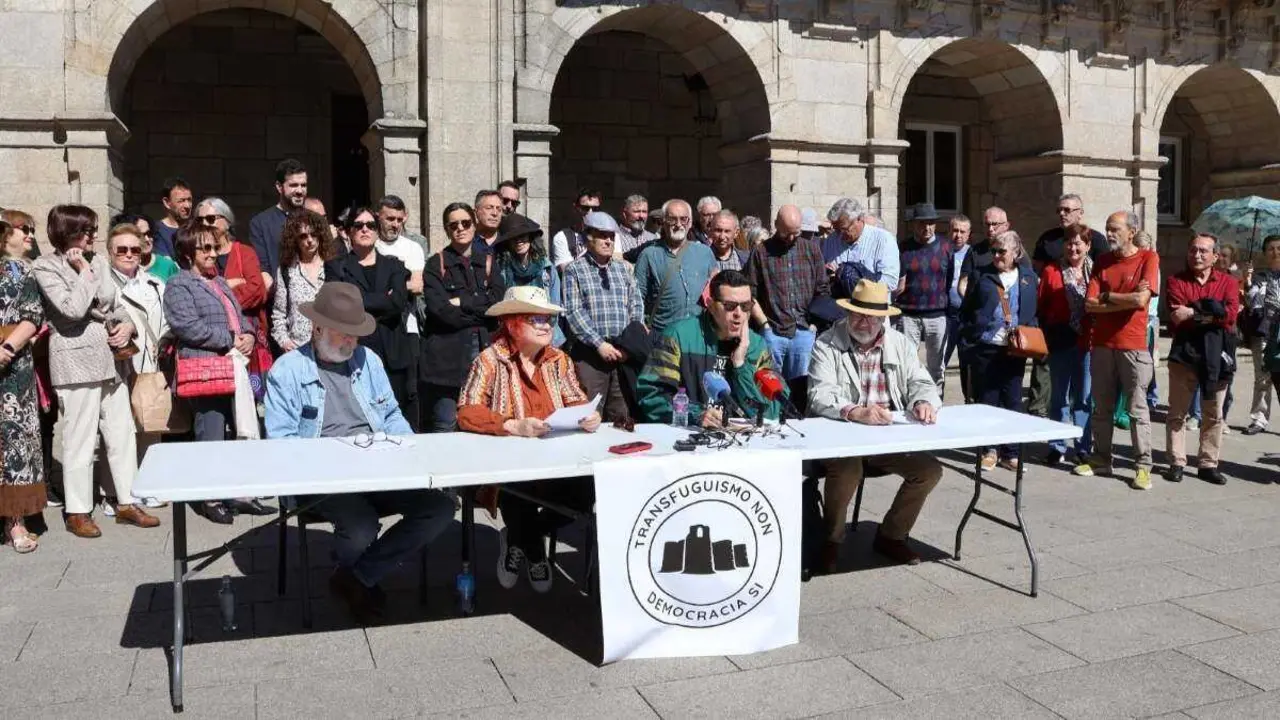 Rolda de prensa da plataforma 'Transfuguismo non/Democracia si' en Lugo. (Foto: N&oacute;s Diario)