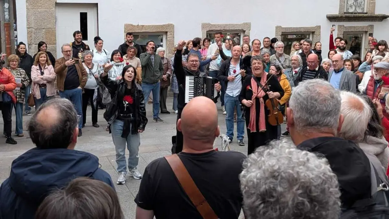 Acto de conmemoraci&oacute;n do 25 de abril, esta quinta feira na praza de Almeida de Vigo. (Foto: N&oacute;s Diario)