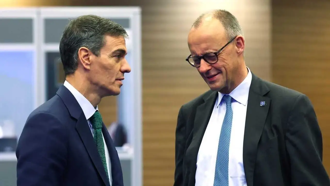 Pedro S&aacute;nchez e Friedrich Merz, este 24 de abril en Nicosia. (Foto: Pool Moncloa / Fernando Calvo)