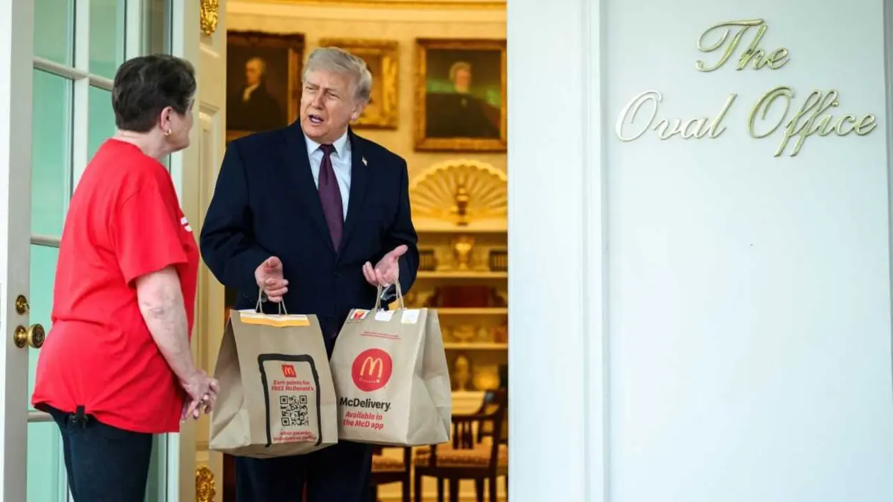 Donald Trump recibindo este mes un pedido de comida r&aacute;pida de McDonald's na Oficina Oval da Casa Blanca. (Foto: Handout / White House / Zuma Press / Europa Press / ContactoPhoto)