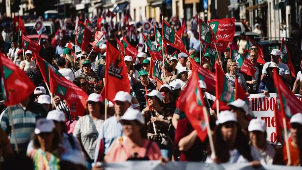 Manifestaci&oacute;n contra o 'pacote laboral' o 17 de abril. (Foto: CGPT-IN)