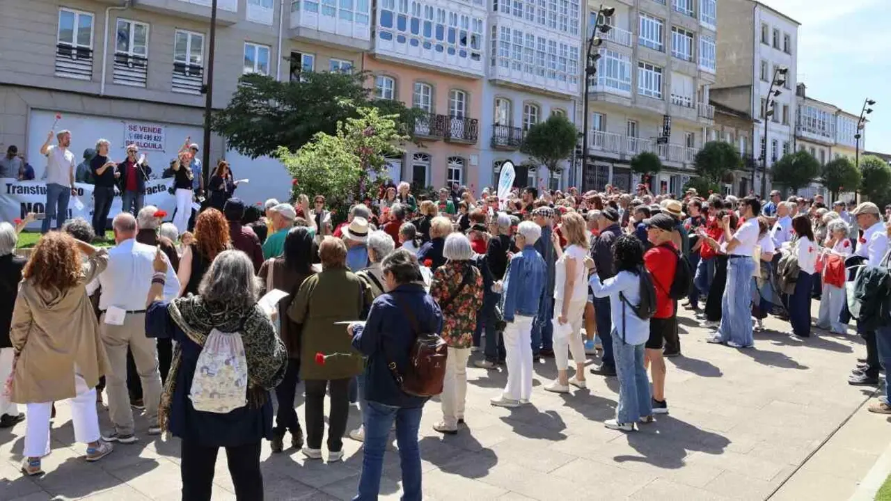 Centos de veci&ntilde;as e veci&ntilde;os de Lugo celebran o 25 de abril cun canto popular de "Gr&acirc;ndola, Vila Morena" na Mosqueira. (Foto: N&oacute;s Diario)