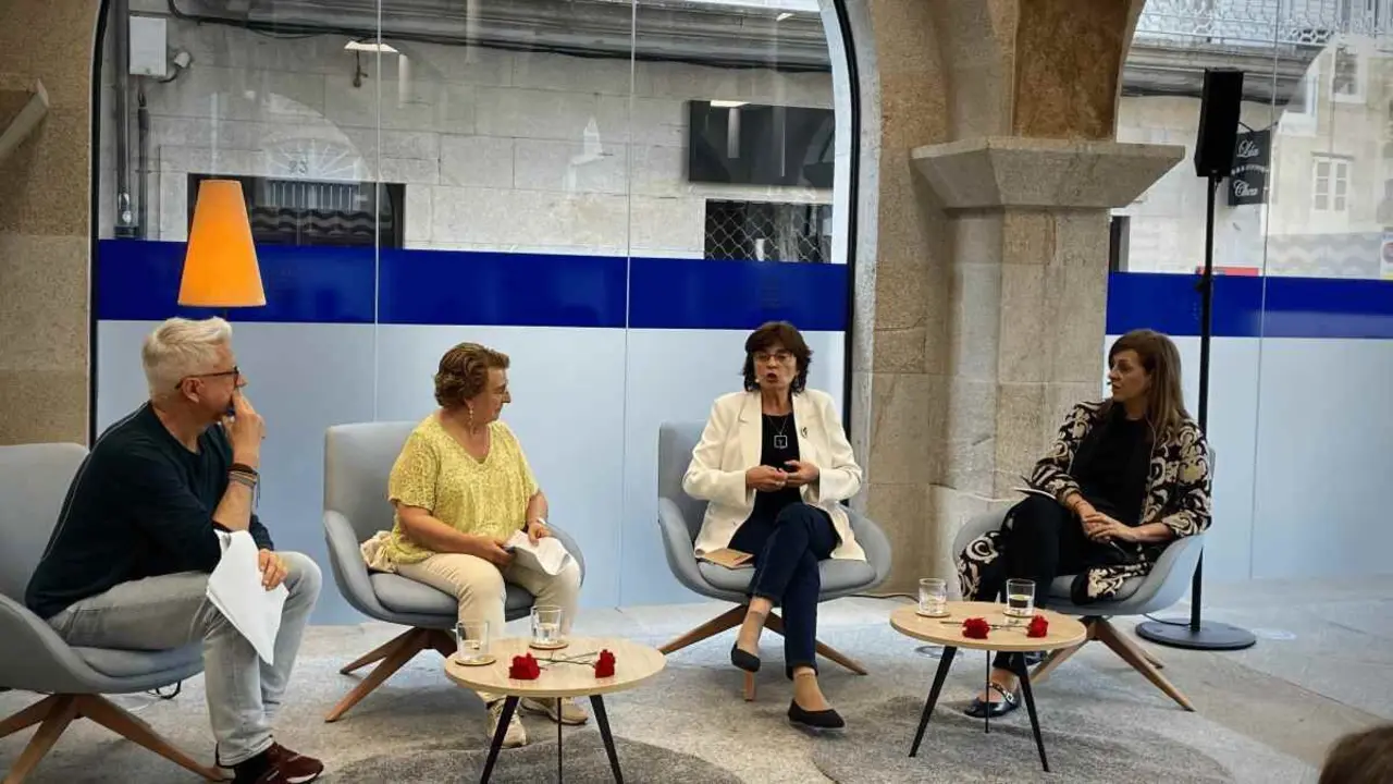 Juan de Sola, Pilar Allegue, Carme da Silva e Montse Fajardo. (Foto: N&oacute;s Diario)