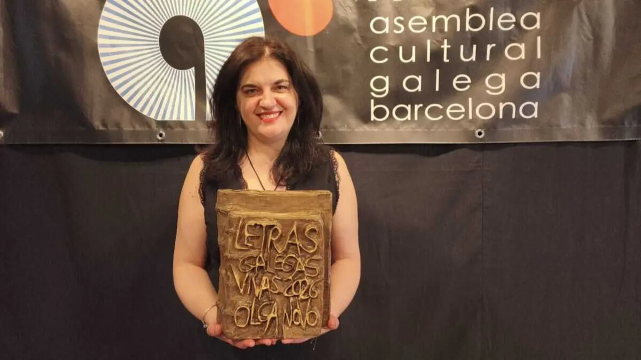 Olga Novo recollendo o galard&oacute;n. (Foto: N&oacute;s Diario)