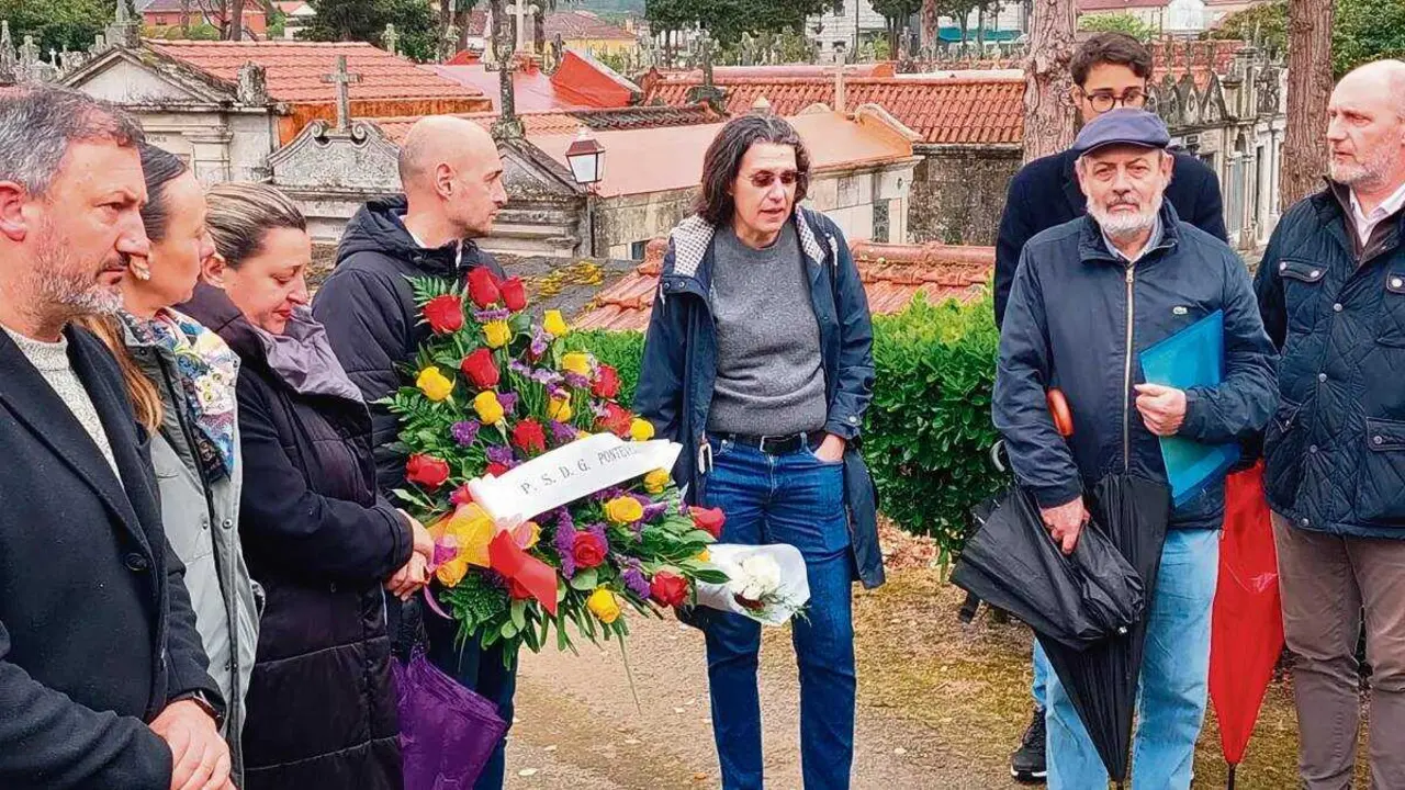 Tatiana Zbarsky, no centro da foto, rodeada por integrantes da Fundaci&oacute;n Tilve e o PSOE, na homenaxe pontevedresa. (Foto: Fundaci&oacute;n Tilve)