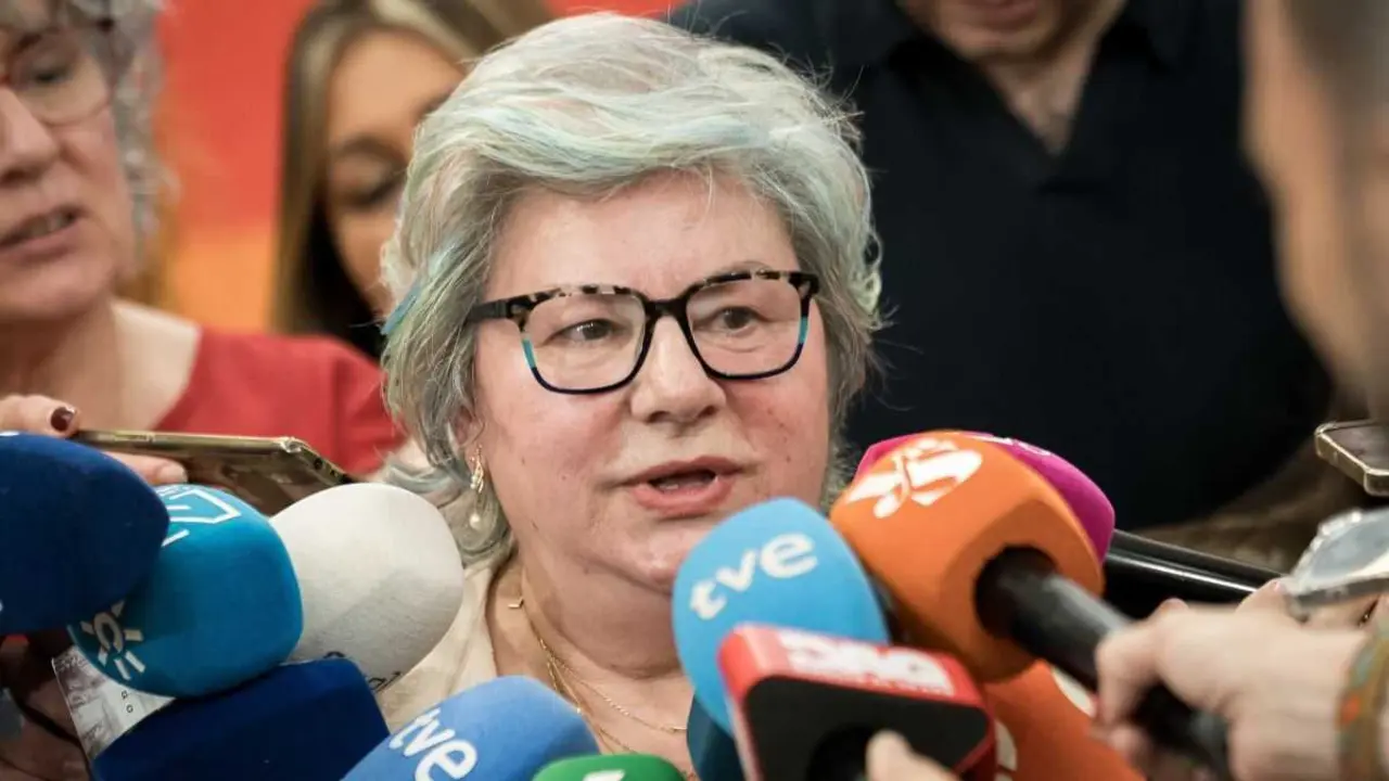A falsamente inculpada polo asasinato de Roc&iacute;o Wanninkhof, Dolores V&aacute;zquez, ofrece unhas declaraci&oacute;ns aos medios tras recibir a Medalla &aacute; Promoci&oacute;n dos Valores de Igualdade, este 27 de abril. (Foto: Diego Radam&eacute;s - Europa Press)